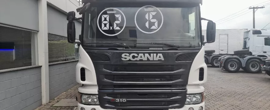 Scania P310 8x2 Com Baú 2015/2015