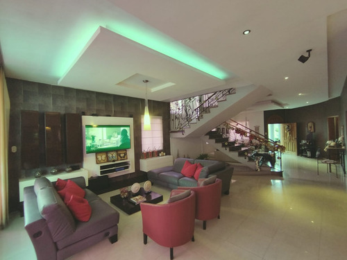 Casa En Venta En La Viña Calle Privada 681mts2 Amoblada.(hg)