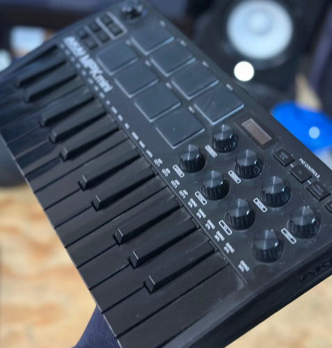 Controlador Midi Akai Mpk Miniprofesional 25 Teclas (Usado)
