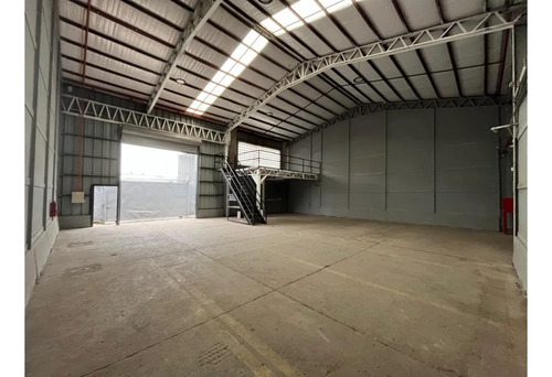 Arriendo Bodega De 219 M² En El Salto, Recoleta.