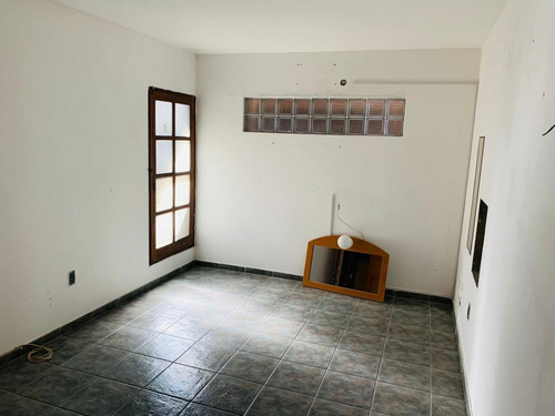 Imagen 14 de 28 de Muy Buena Casa, Construcción De Época, Con Potencial Para Reciclaje.
