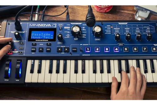 Teclado Sintetizador Novation Mininova 37 Teclas Cor Azul 127/220v