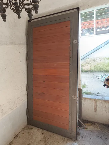 Puerta Hierro Y Madera. Doble Cerradura Marrón Claro