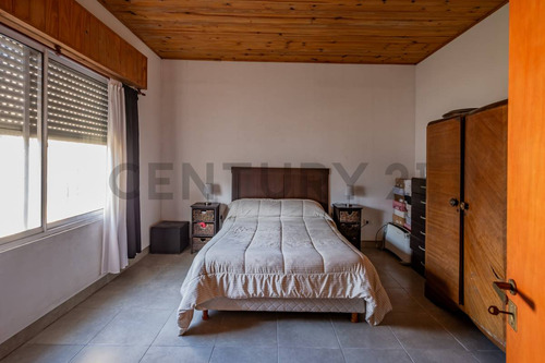 Casa De 3 Ambientes Con Jardín, Patio Y Terraza Lote Propio En Sarandí