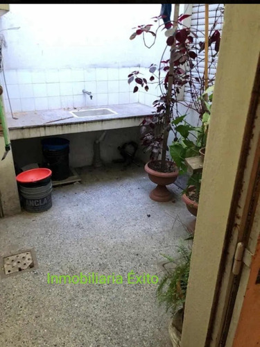Se Vende Casa En Esquina 100m2. 3 Dorm Y Patio. Si Banco