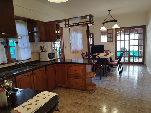 Venta Chalet De Solida Construcción, Desarrollado En Dos Plantas Ituzaingo Centro