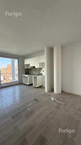 Venta. 1 Dormitorio Con Patio En Zona Tribunales