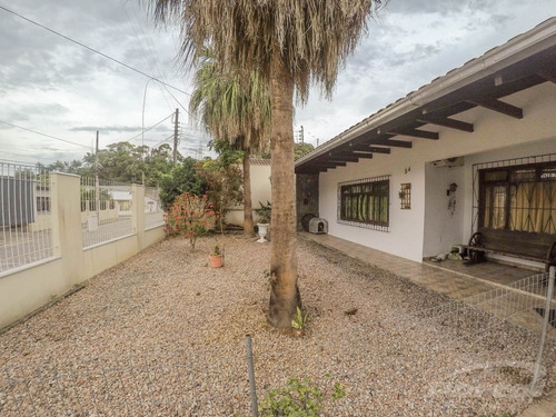 Casa De Alvenaria No Bairro Valparaíso, Contendo 3 Dormitórios, Sendo 1 Suíte, Sala , Cozinha, Banheiro Social, Área De Serviço, Garagem, Portão Eletrônico, Piso Laminado De Madeira, Piso Cerâmico, A