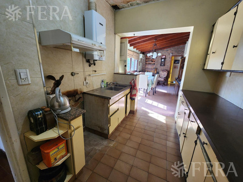 Venta De Casa De 3 Ambientes Con Cochera Y Quincho En Quilmes Oeste