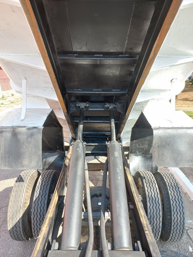 Imagem 4 de 10 de Cargo 1317 Cacamba Basculante 10/10