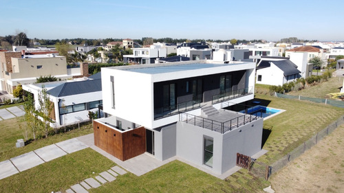 Hermosa Casa Moderna A La Venta En Barrio El Rebenque.