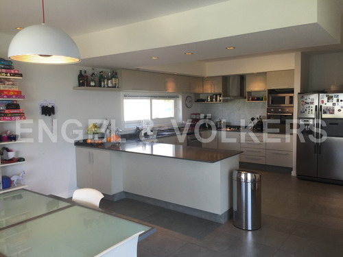 Imagen 3 de 13 de Moderna Casa En Barrio Privado