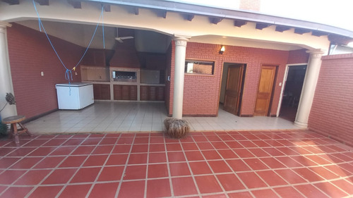 Vendo Casa A Una Cuadra De La Avda. Irrazábal, Centro: 4 Habitaciones Y 4 Baños.