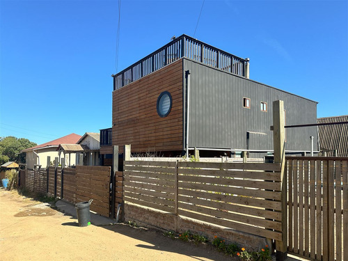 Casa A Pasos De La Playa En Pichilemu, 6 Dormitorios