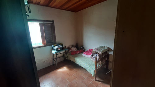 Casa Com Aprox. 250mts, 3 Quartos, 2 Salas, Cozinha, Banheiro, Área De Serviço Com Fogão A Lenha, Churrasqueira E Garagem