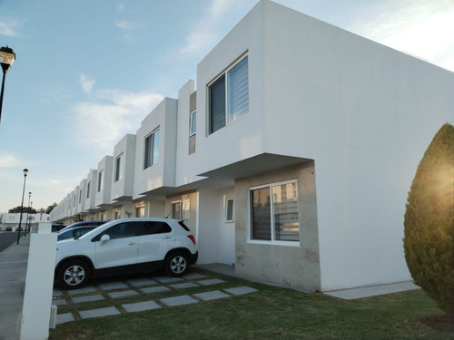 Haz De Esta Casa Tu Nuevo Hogar. Ubicada En Una Privada Con Vigilancia 24/7, Esta Propiedad Combina Funcionalidad, Amplitud Y Excelente Ubicación.