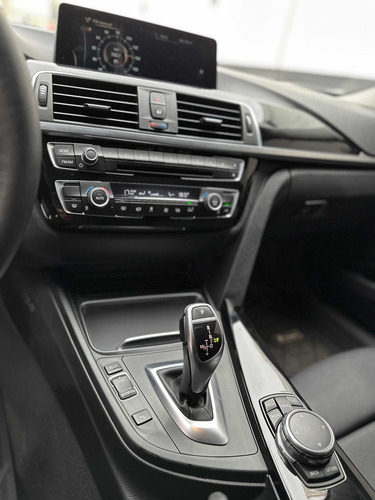 Imagen 18 de 25 de Bmw Serie 3 2016 3.0 330i Sedan Sport Line 252cv