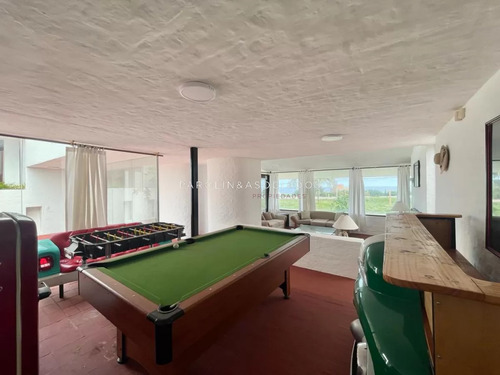 Casa En Venta Sobre La Ruta, Frente Al Mar Punta Del Este.
