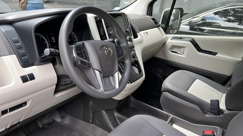 Imagen 6 de 16 de Toyota Hiace 2.8 Tdi Commuter 6at 14a / 2023