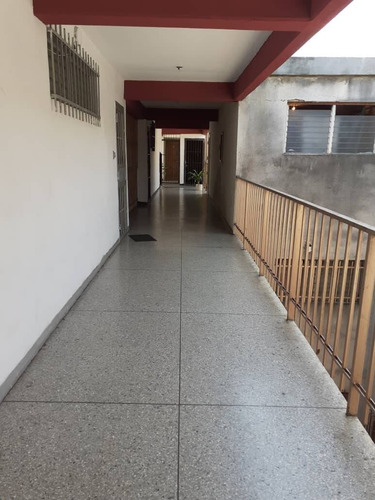 Imagen 3 de 17 de Av San Juan Vianney Resd Los Mangos Al Lado Delcolegio Fe Y Alegria Cod 135633 Vende Yackeline Tovar 04145831984