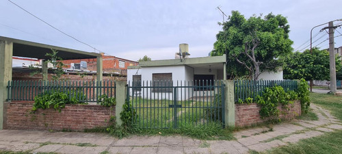 Casa 4 Amb. En Esquina C/cochera - San Justo