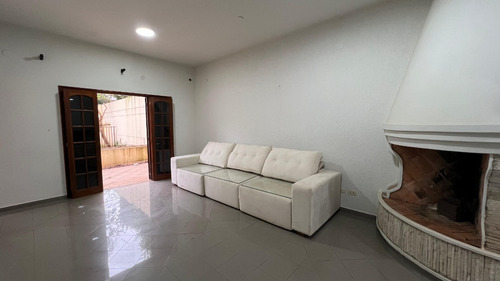 Alquilo Casa Con Piscina En Pleno Centro De Encarnación: 5 Habitaciones Y 4 Baños