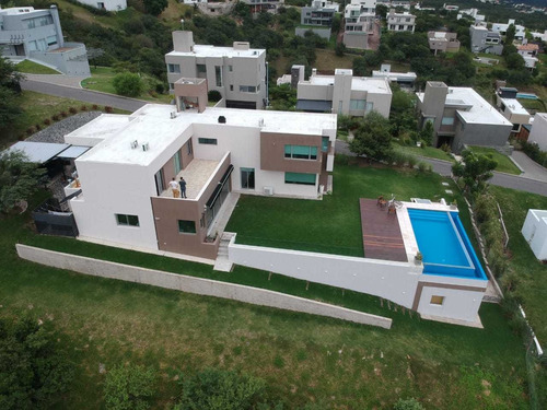 Imagen 2 de 15 de Casa En Venta B°la Rufina Casa Con Vistas Y Ubicacion Privilegiada. 4 Dorm.