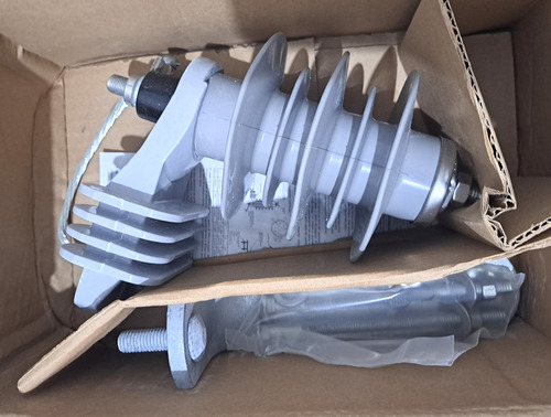 Kit 1 Apartarrayo Adom 12 (10 Kv) Y 1 Cortacircuito 15 Kv