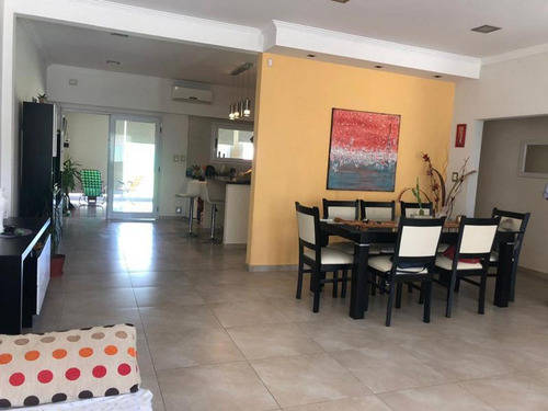 Imagen 2 de 13 de Casa 3 Dormitorios Y Parque En Venta La Plata