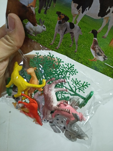 Imagen 3 de 4 de Set De 12 Animales De Granja Y 4 Arboles
