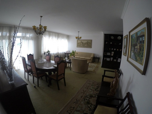 Amplo Apto Na Alameda, No Bairro Jardim Blumenau, Com 03 Dormitórios, Sendo 01 Suíte, Banheiro Social, Cozinha Com Móveis, Sala De Estar E Jantar, Área De Serviço, Dependência Empregada, Sacada E 02