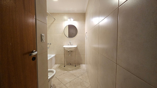 Venta Departamento Apto Turismo Y Vista Al Lago En Centro De Bariloche, 3er Piso Por Escaleras. Reciclado A Nuevo. Ideal Rentistas.