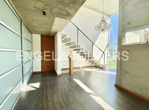Luminosa Casa En Condominio Las Brisas