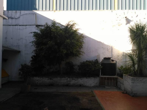 En Venta Hermosa Casa 4 Ambientes Con Cochera 2 Autos, Fondo Libre Y Quincho En Wilde Centro.