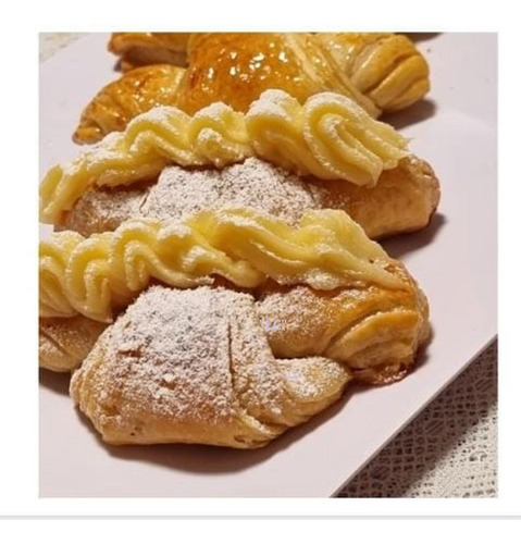 Croissant Con Rizada De Pastelera Encima Mas De 90 Gr Aprox