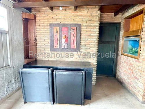 Amplia Y Cómoda Casa En Venta Al Oeste De La Ciudad, Posee Gran Distribución Interna Para El Disfrute De Tu Familia