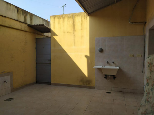 Venta - Casa De Pasillo Con Tres Dormitorios, En Barrio Azcuénaga- Rosario