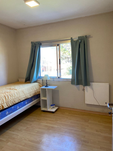 Casa Moderna De 3 Dormitorios + Dependencia. Amplio Garaje. Jardín Con Diferentes Niveles