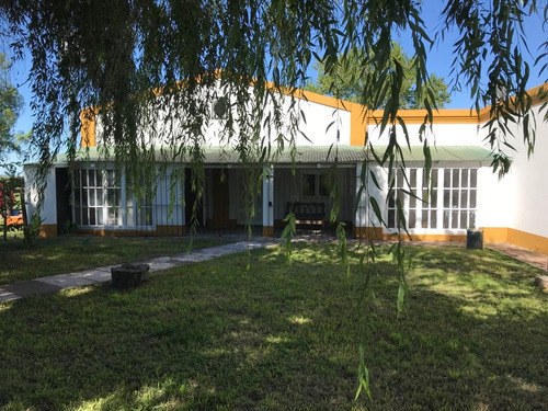 Descanse En Chalet De Estancia En Lobos. Parrilla, Quincho, Wifi. Pileta En Temporada. Alquiler Diario, Fin De Semana / Vacaciones.