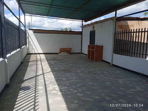 Rivero Bienes Raíces Promociona Y Vende Casa De Dos Niveles En La Urb. Girardot