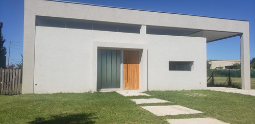 Hermosa Casa En Venta De 4 Ambientes En Barrio San Alfonso, Pilar Del Este