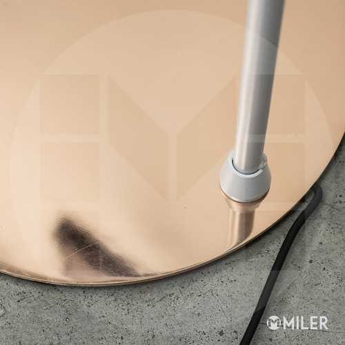 Lampara De Pie Con Pantalla Metalica Embudo Cobre