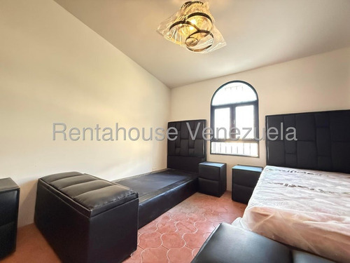 Hermosa Casa Quinta De 2 Niveles En Venta Ubicada En Alto Prados Del Este 25-17674