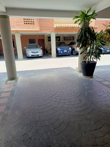 Townhouse En Mañongo. Res. Rusticana Garden. Sector Piedras Pintadas. Keivis V