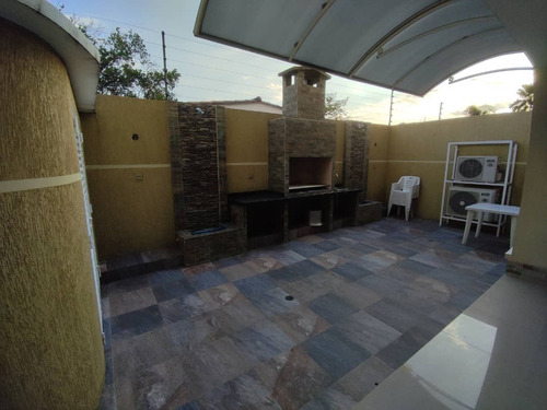 Imagen 2 de 12 de En Venta Moderna Casa De 2 Niveles