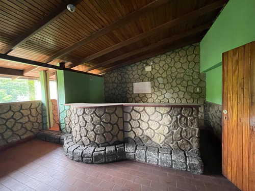 En Venta Edificio Comercial Ubicado En Los Teques Casco Central Calle Vargas. Cf