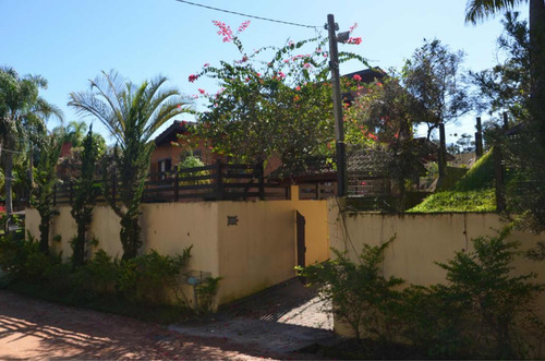 Casa Em Condomínio Fechado Com Piscina E Churrasqueira.