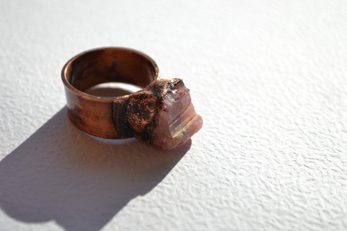 Imagen 5 de 8 de Anillo Piedra Natural Turmalina Rosa Y Cobre Patinado