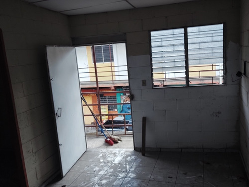 Condominio 35 Locales, Gran Ubicación En San Salvador