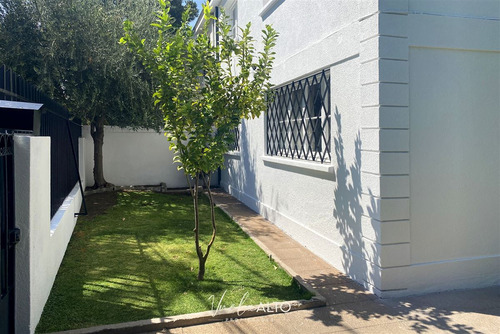 Casa En Venta De 4 Dorm. En Ñuñoa / Pasaje Abierto